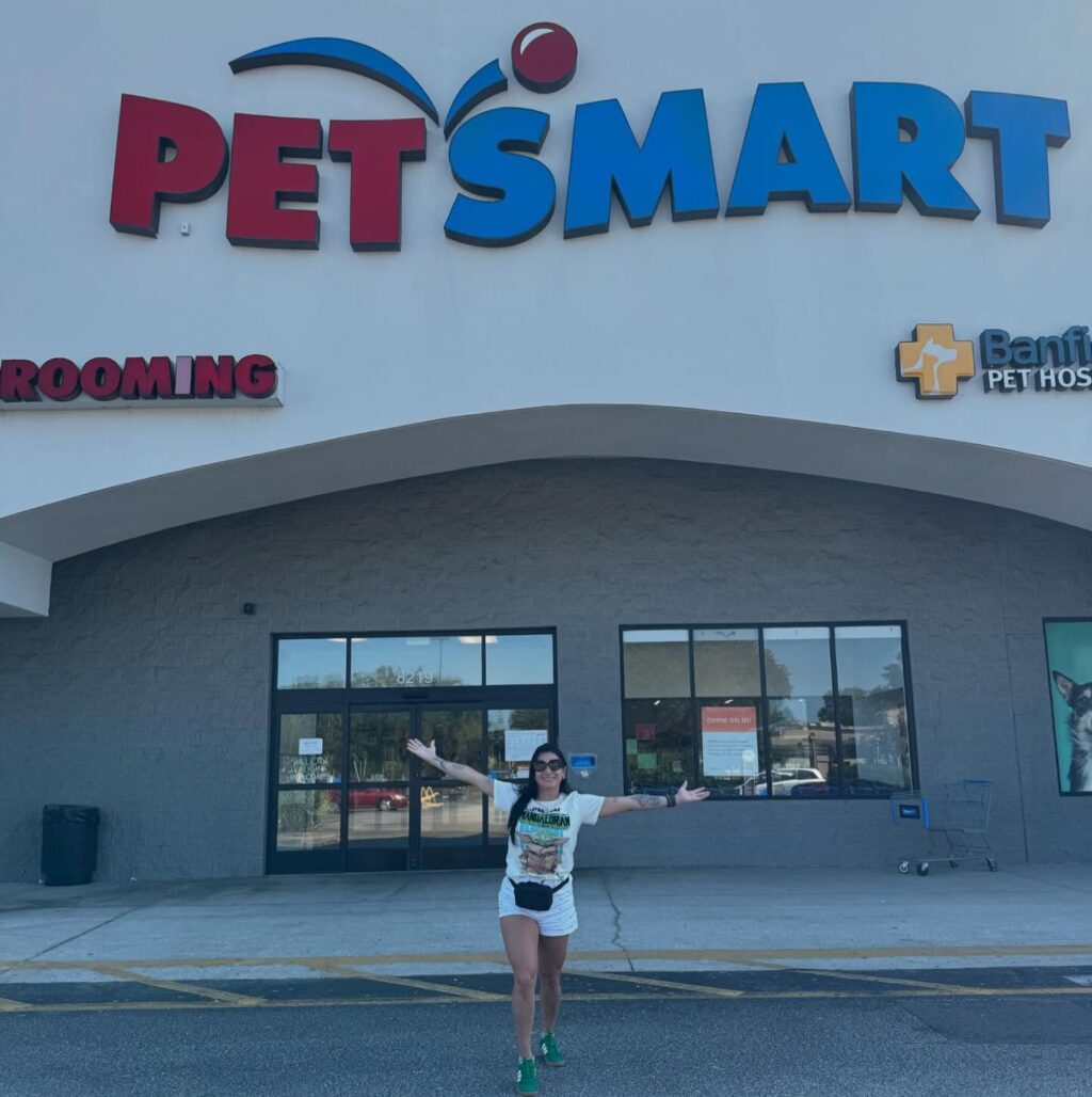 Instagram post from meupets_petshop. This post is in position 8.
