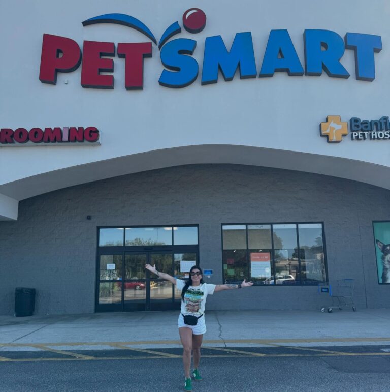 Instagram post from meupets_petshop. This post is in position 9.